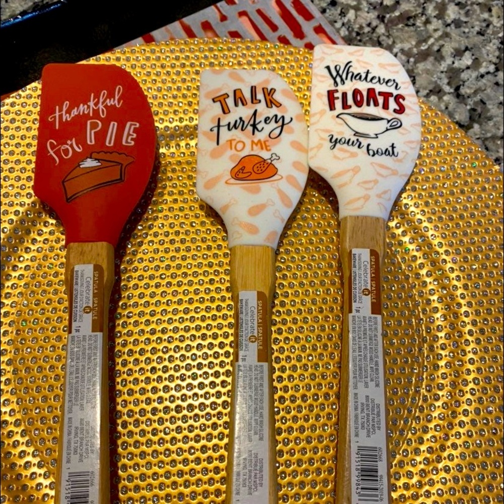 Bundle Thanksgiving spatulas and cutting boards